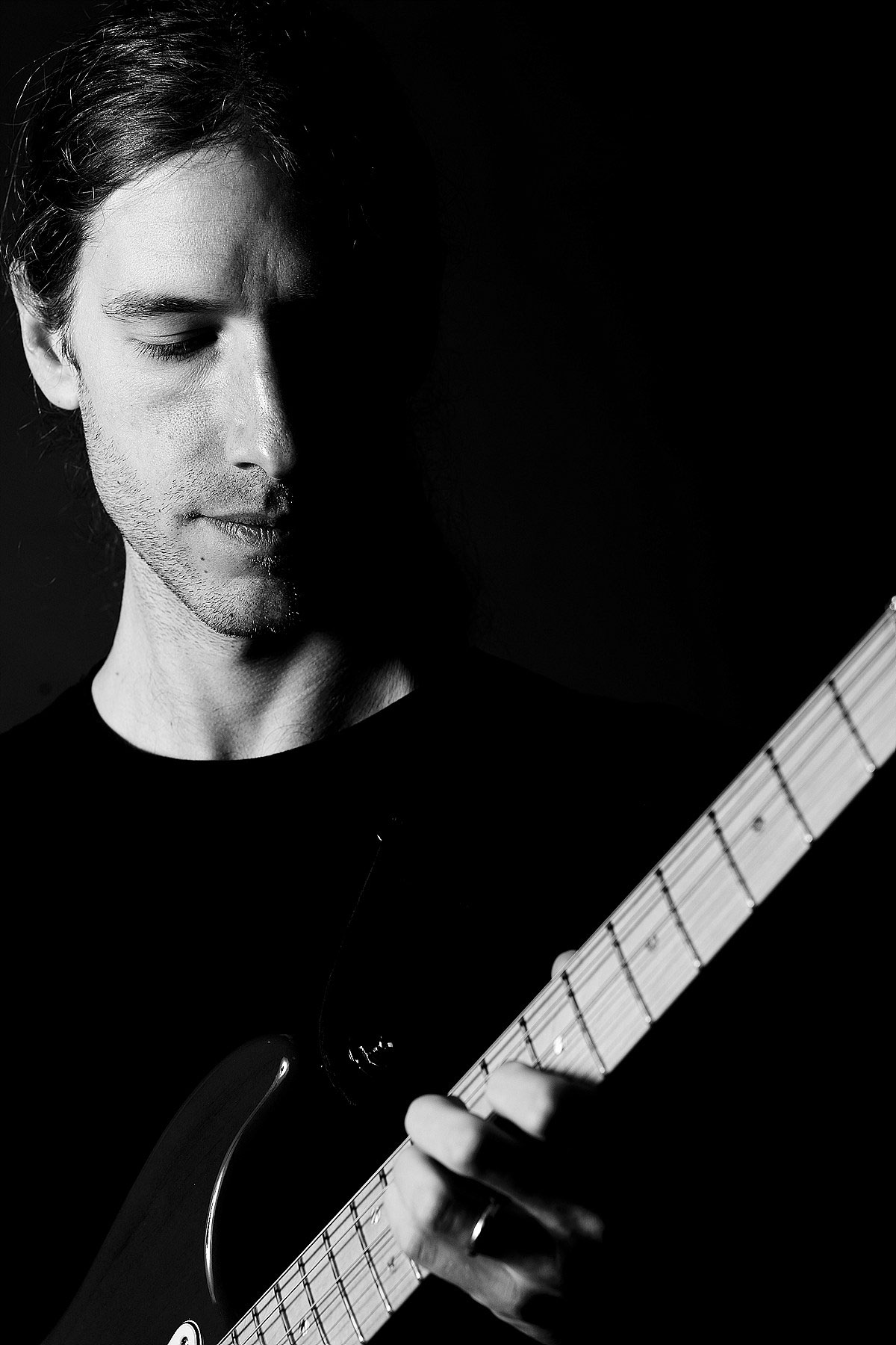 <b>Eric Klotz</b> with guitar - ericklotzpic3